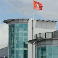 3391_4859 Moderne Architektur eines Bürogebäudes mit Hamburgflagge auf dem Dach. | Flaggen und Wappen in der Hansestadt Hamburg